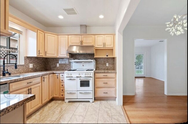 Building Photo - 923 W Orange Grove Ave