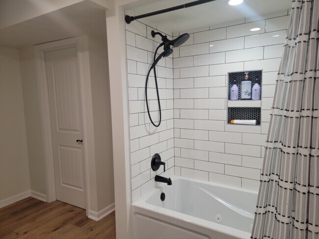 Building Photo - 9976 Edgewood Ave