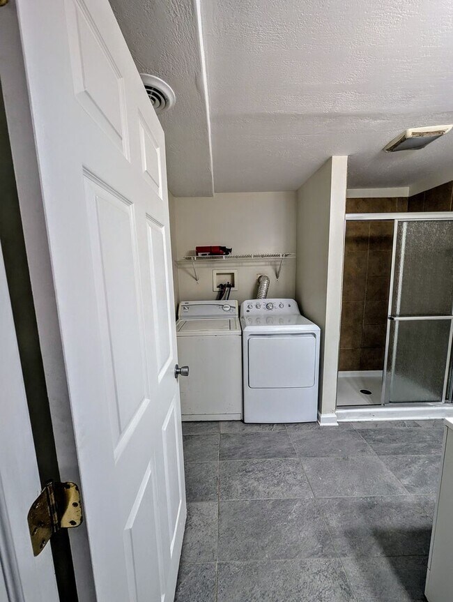 Building Photo - Large 3 Bedroom on a quiet street with Off Street Parking