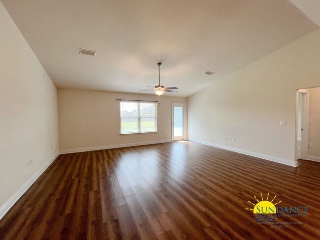 Building Photo - Stunning 4 Bedroom Home in Willow Creek Pl...