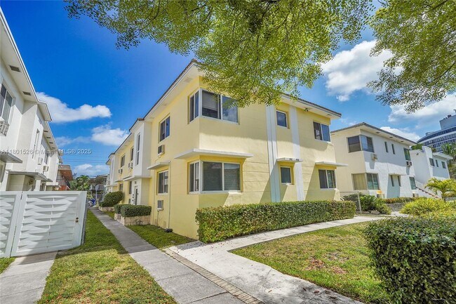 Building Photo - 955 Bay Dr