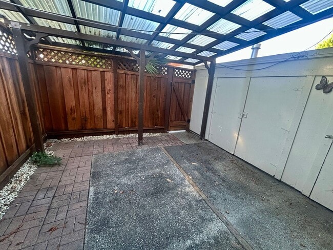 Building Photo - Marina Gardens Townhouse!  End unit, excel...