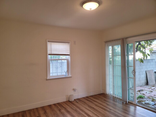 Building Photo - 448 S Woods Ave