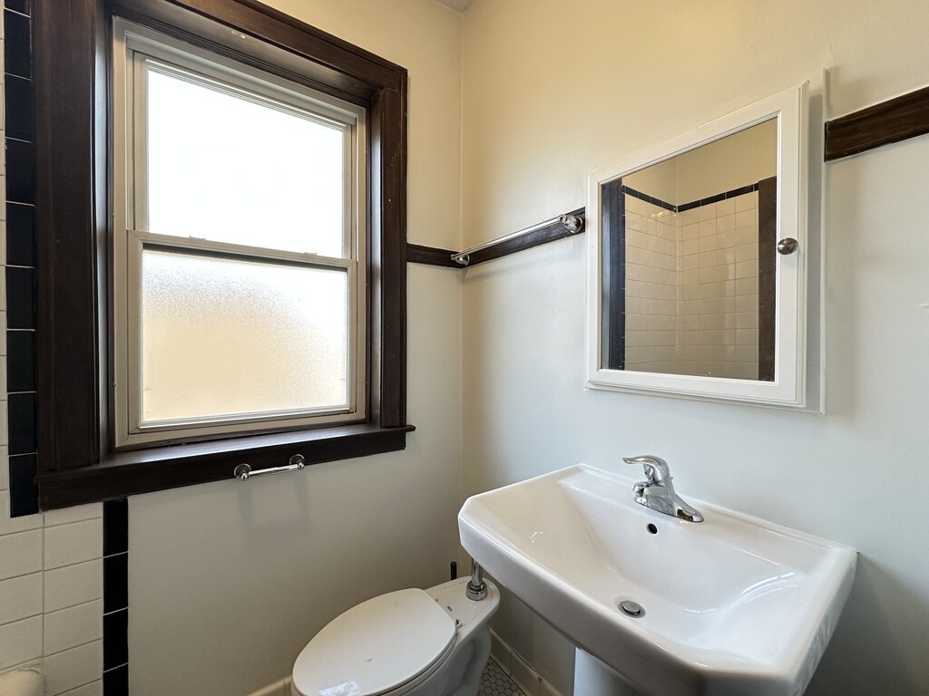 Building Photo - 1367 E 53rd St