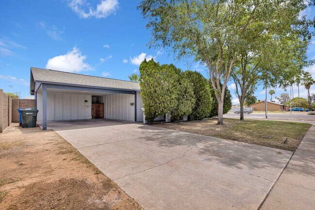 Primary Photo - Great 3 bed 2 bath home with a pool!