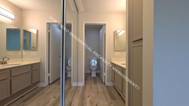 Building Photo - Highly Updated 2-Bedroom Condo in Prime Mi...