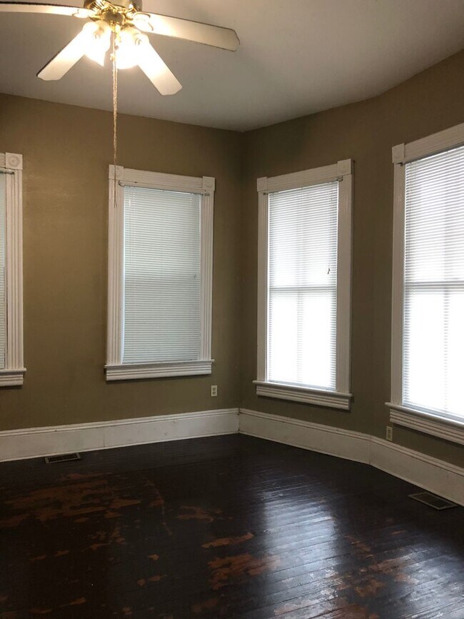 Building Photo - *APPLICATION PENDING!* DOWNTOWN 3 BEDROOM!