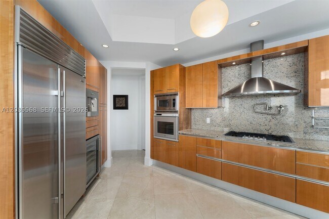Building Photo - 16047 Collins Ave