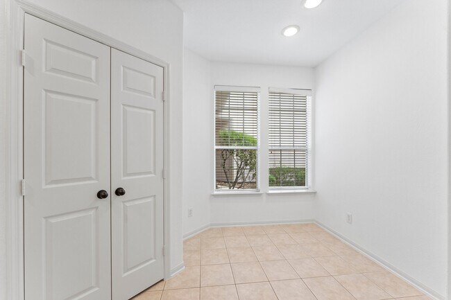 Building Photo - 31 W Greenhill Terrace Pl