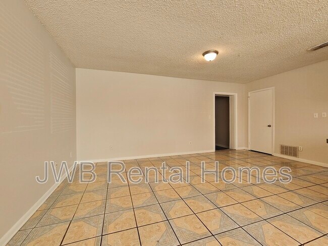 Building Photo - 1121 La Marche Dr