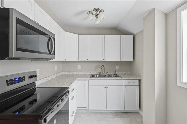 Building Photo - Beautifully Maintained Single-Family Home With Flexible, Multi-Area Layout