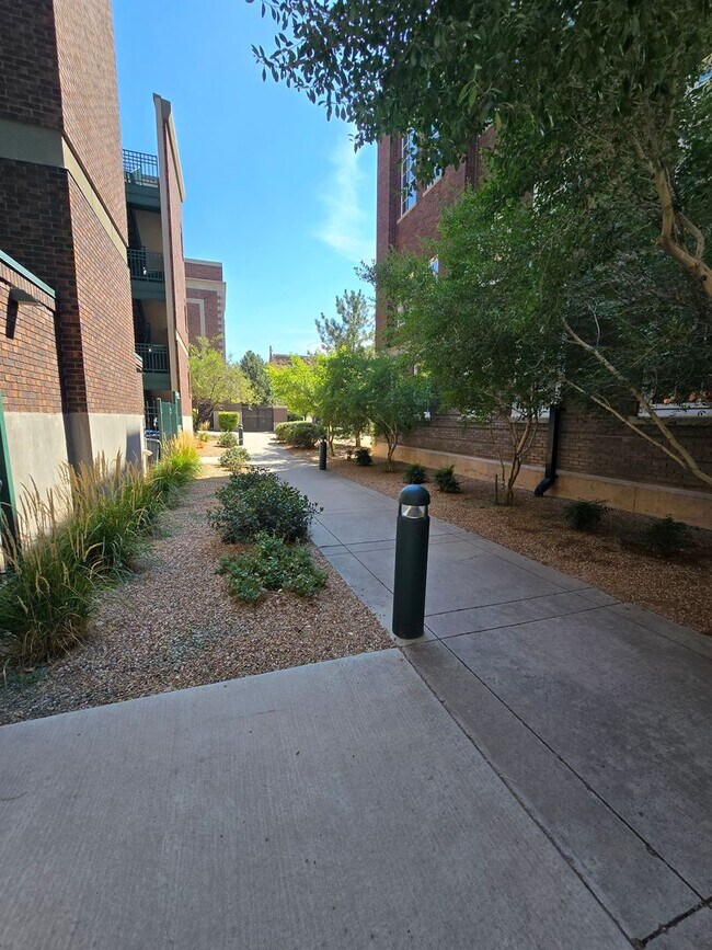 Building Photo - Luxurious 2BR , 2BA 2nd floor loft in East Downtown Area- aprox 1650 sq ft