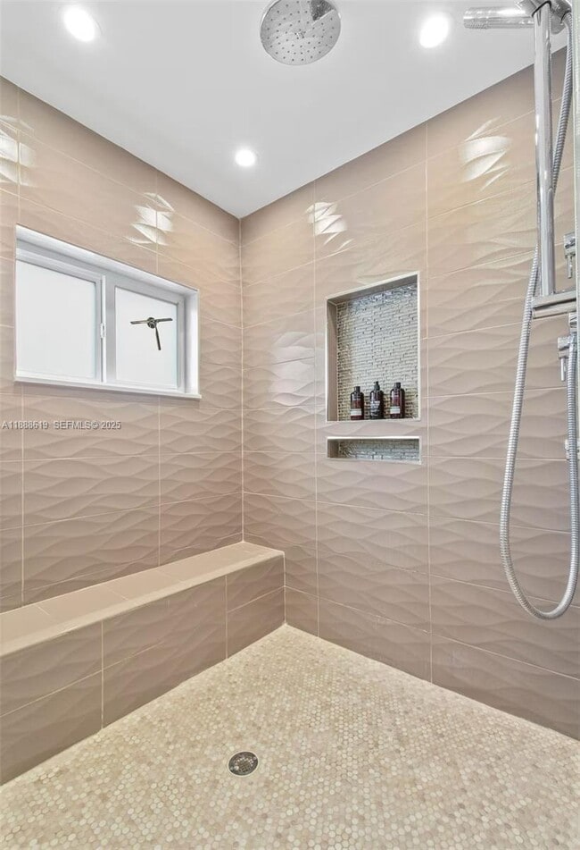 Building Photo - 7101 W Lake Dr