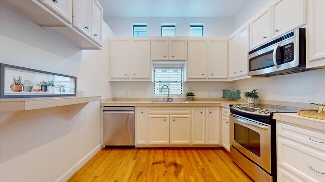 Building Photo - 8715 Meadowcroft Dr