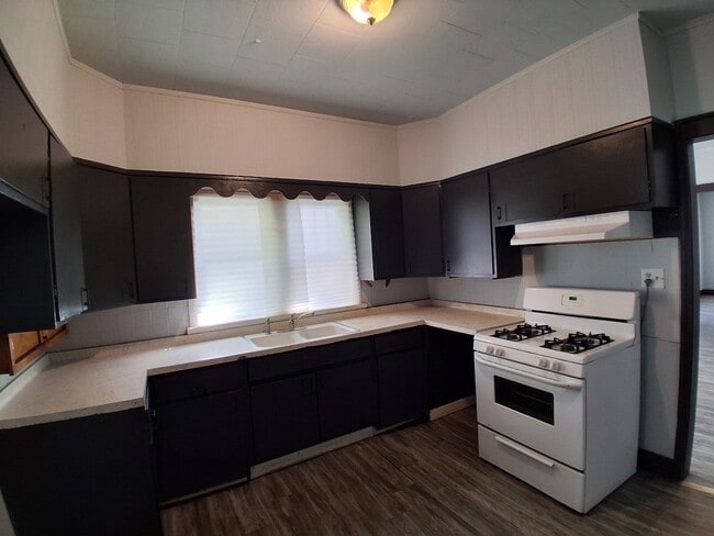 Building Photo - 501  Avenue-B