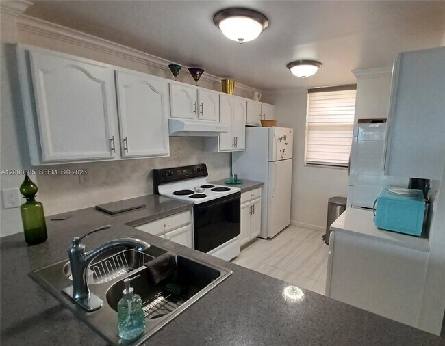 Building Photo - 9900 S Ocean Dr