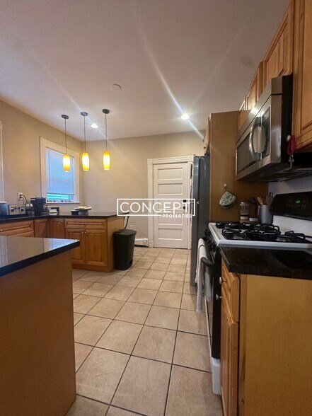 Building Photo - 68 Calumet St