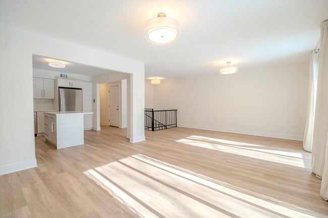 Building Photo - 2740 W Farragut Ave