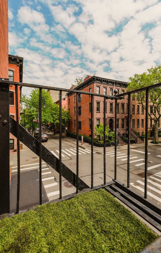 Building Photo - 364 6th Ave