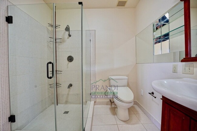 Building Photo - 404 1st St