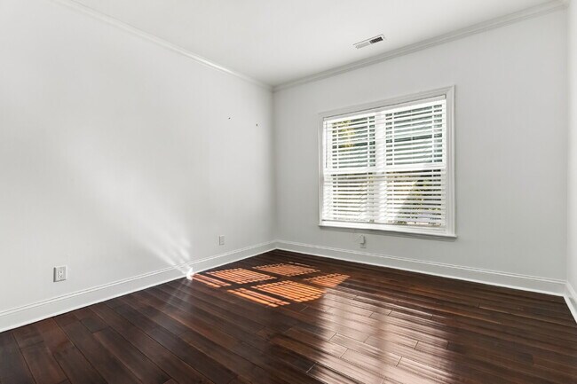 Building Photo - Updated Cottage 5 mins from Uptown Charlotte!