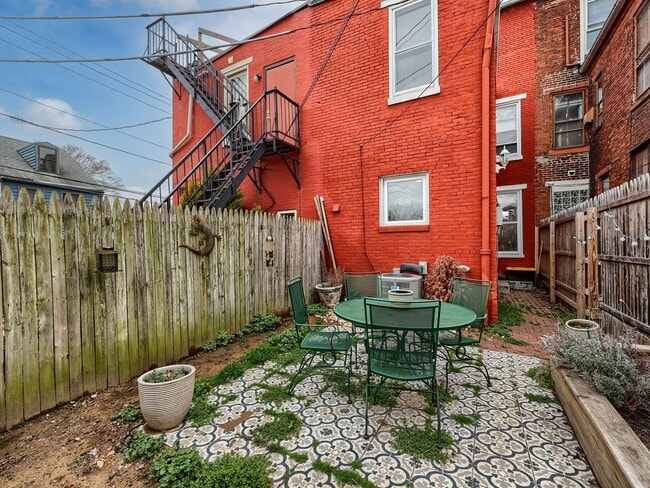 Building Photo - 207 Calder St