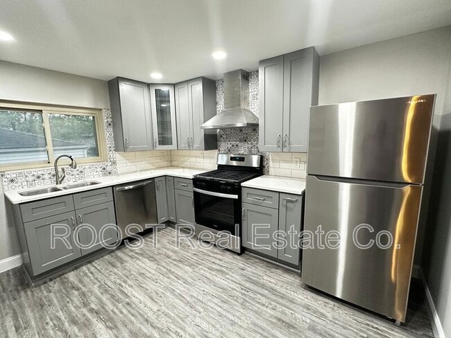 Building Photo - 1545 Garling Ave