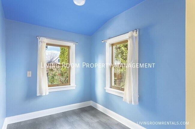 Building Photo - 1927 SE Spokane St