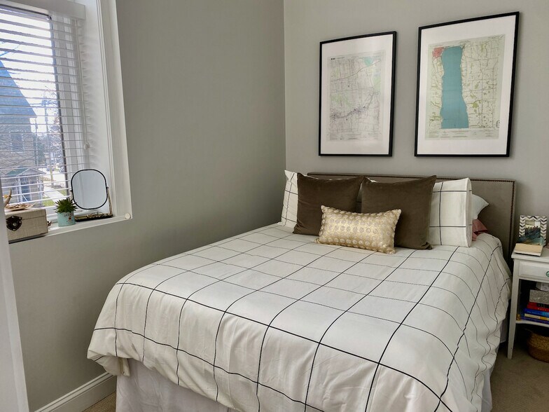 queen bed - 77 Van Dam St