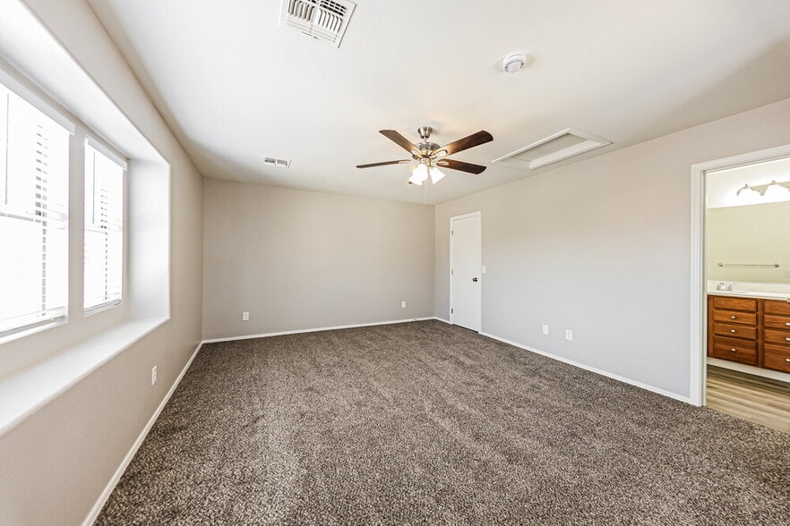 Building Photo - 514 N 112th Dr