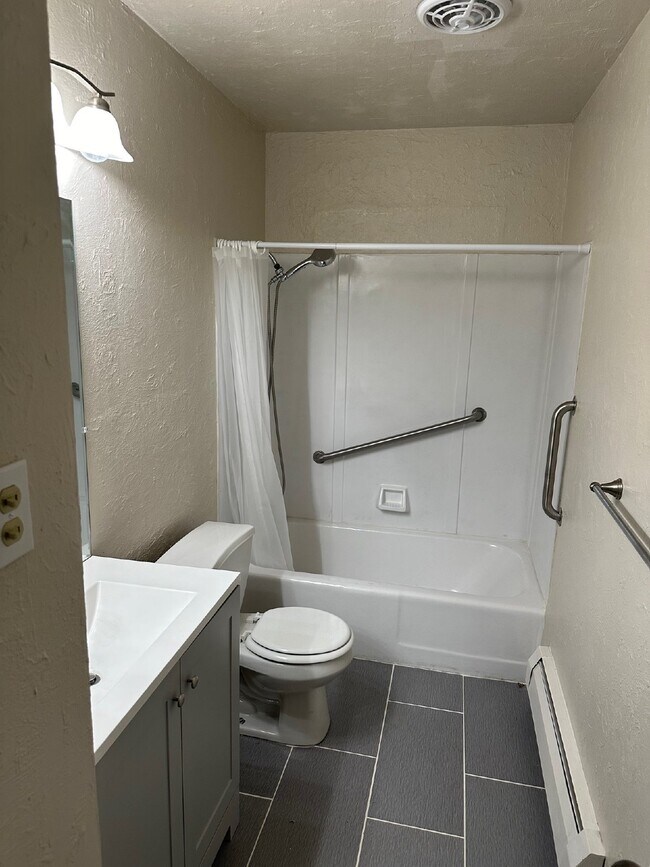 Building Photo - "Charming 3-Bed, 2-Bath Haven in Aurora – Your Cozy Retreat Awaits!"