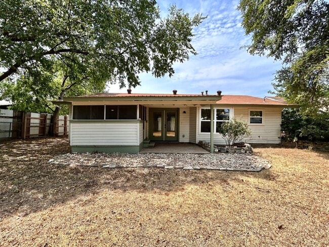Building Photo - 4 Bed / 2 Bath Home with Covered Porch, Su...