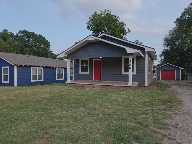 Primary Photo - 1306 W Walnut Ave
