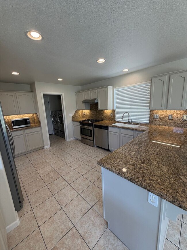 Building Photo - 1810 Baylor Ln