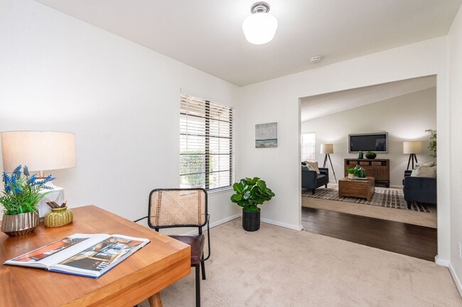 Building Photo - Pocket 3 Bedroom plus Den 2 Bath Home