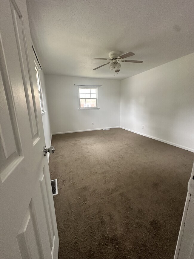 Building Photo - 802 Oak Hurst Dr