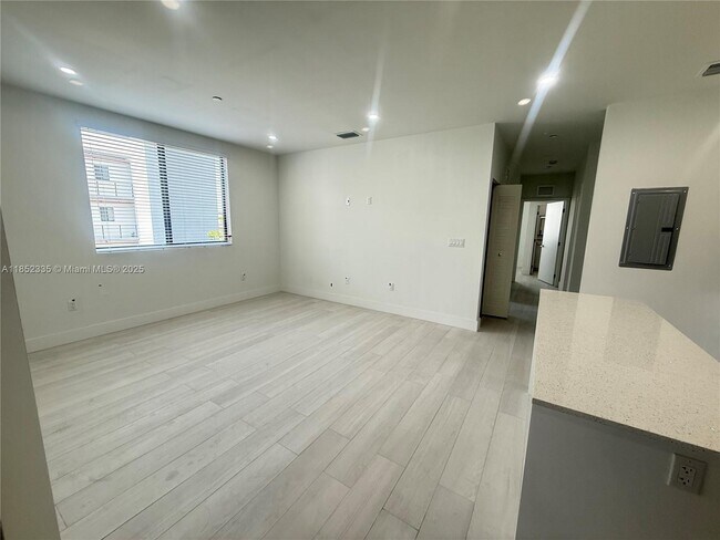 Building Photo - 1091 E 17th St