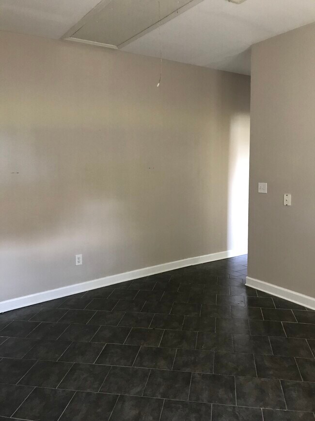 Building Photo - 5547 Woodlawn Pl