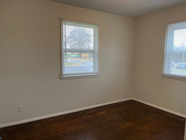 Building Photo - Centrally located 3 bedroom bungalow READY NOW!