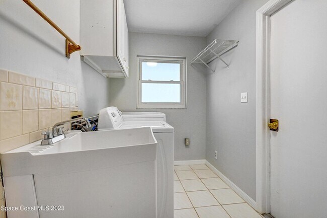 Building Photo - Suntree living