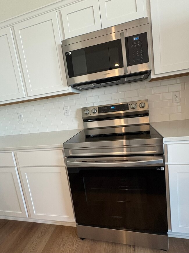 Building Photo - 230 Nw Waverly Dr