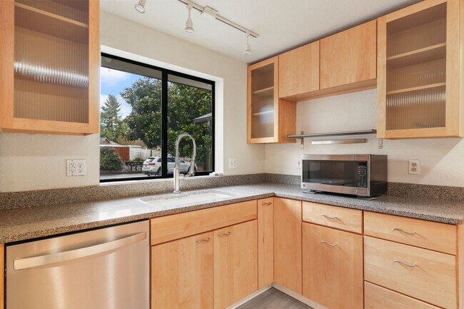 Building Photo - Move in ready, 3 bedroom rambler - Olympia School District