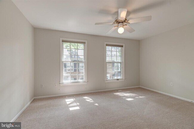 Building Photo - 2440 S Walter Reed Dr