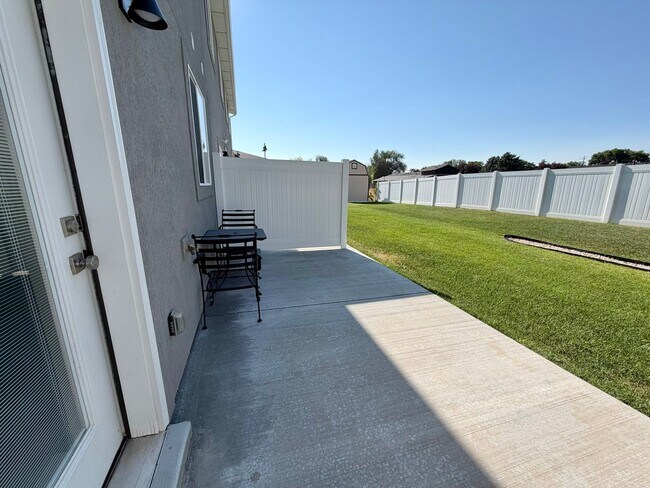 Building Photo - 428 1625 N