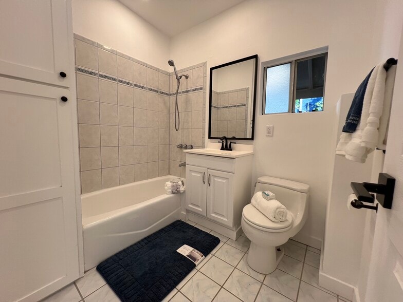 Bathtub - 4014 Higuera St