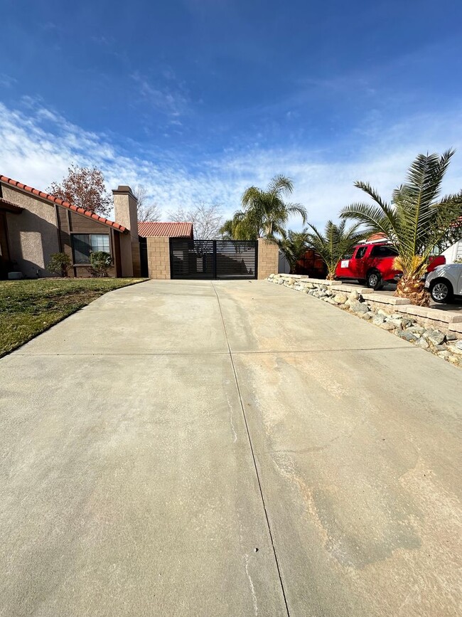 Building Photo - Spacious East Palmdale Home