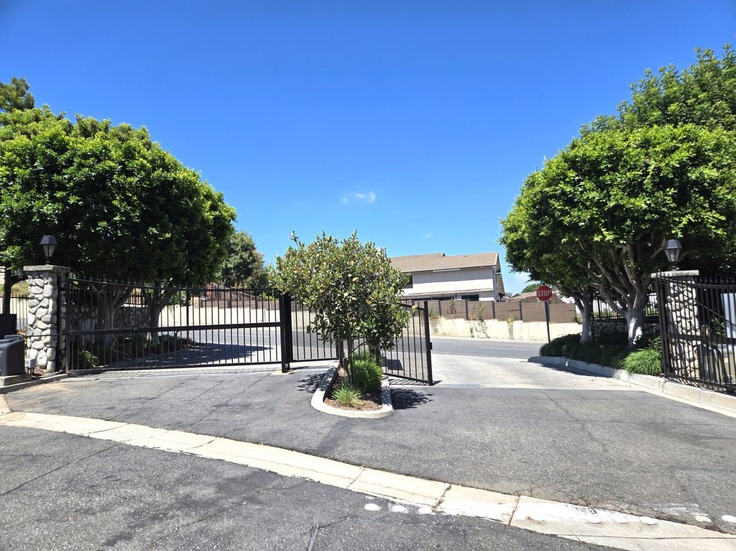 Building Photo - 1319 S Country Way