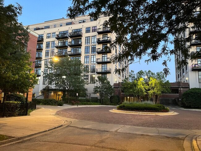 Building Photo - 1525 S Sangamon St