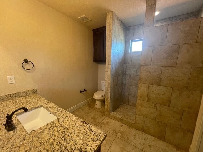 Building Photo - 3/2.5 Townhome w/ STUNNING Open Floor Plan~ Stainless Steel Appliances*Custom Granite Counter top...