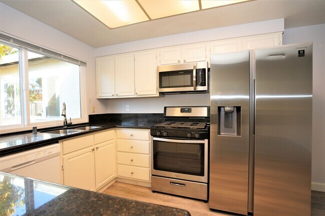 Building Photo - Beautiful Single Family Home in Desirable ...